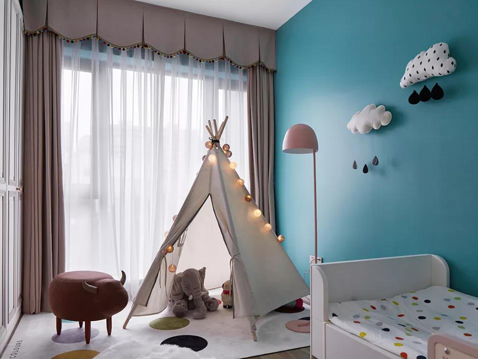 儿童房留出足够面积作为娱乐空间，小帐篷、儿童座椅、落地灯，提升了室内的童趣感。