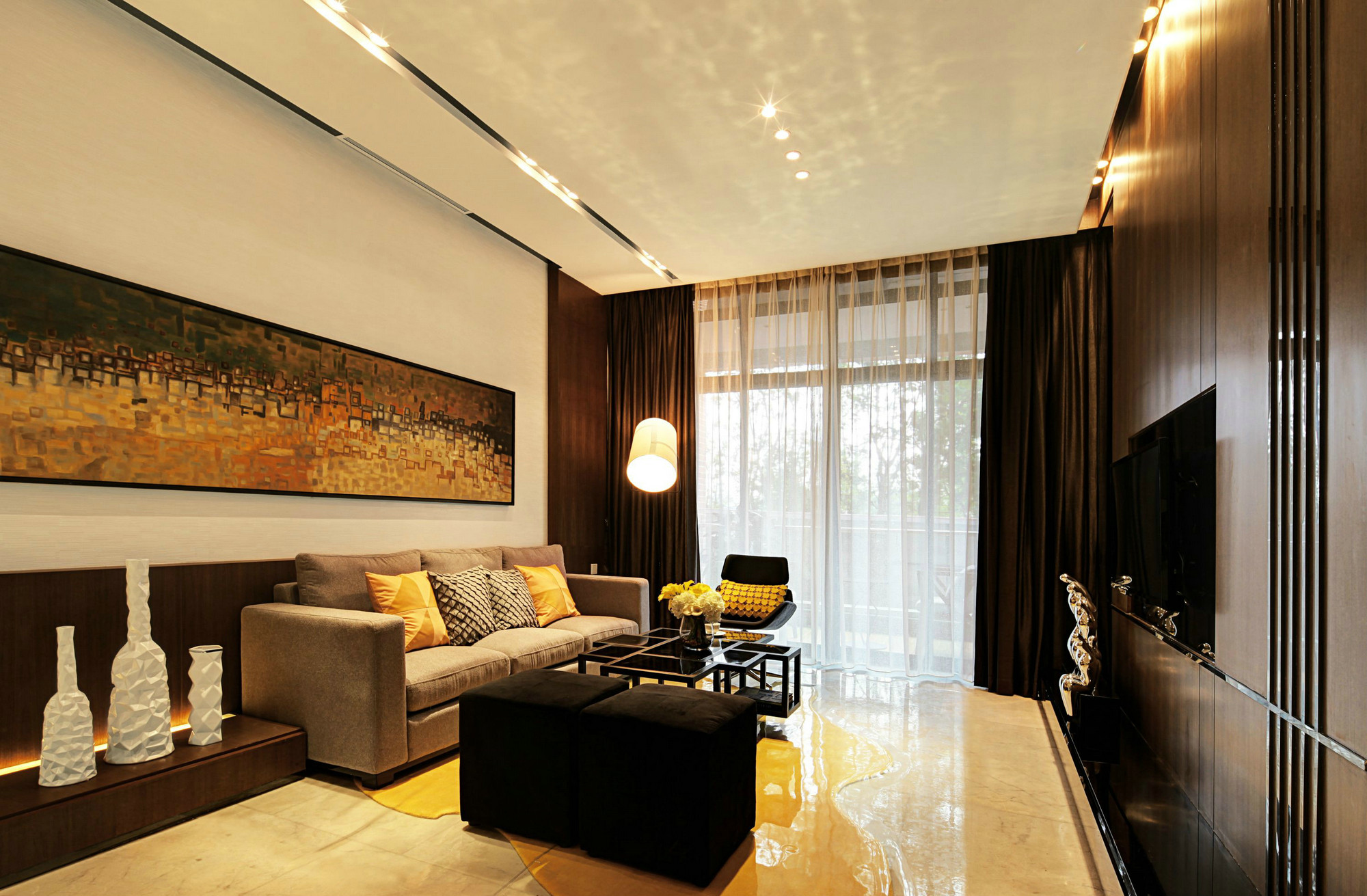 客厅中背景墙以米黄为主，整个的家居简约大气感。