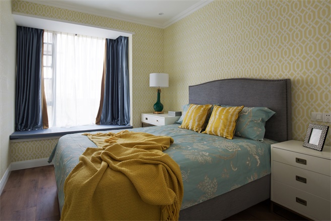 卧室采用欧式风格壁纸、有助于睡眠质量的提高，空间整体配色舒适温馨。