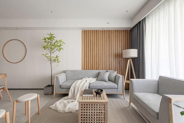 客厅背景，木质元素与白色涂料对话，绿植的融入给空间增添了更多生活气息。