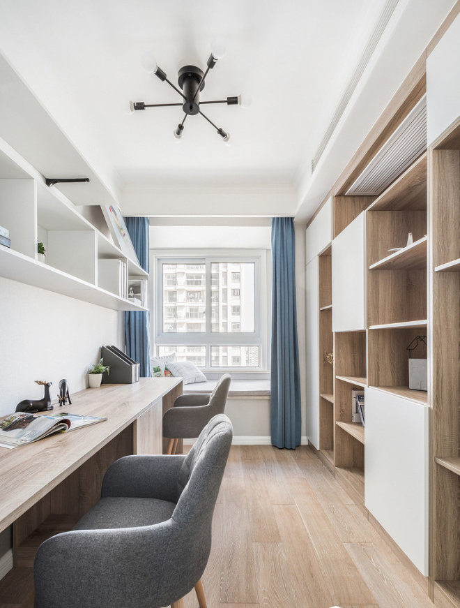 书房设计具有时尚气息，墙体书柜层次分明，木质元素让空间显得优雅静谧。