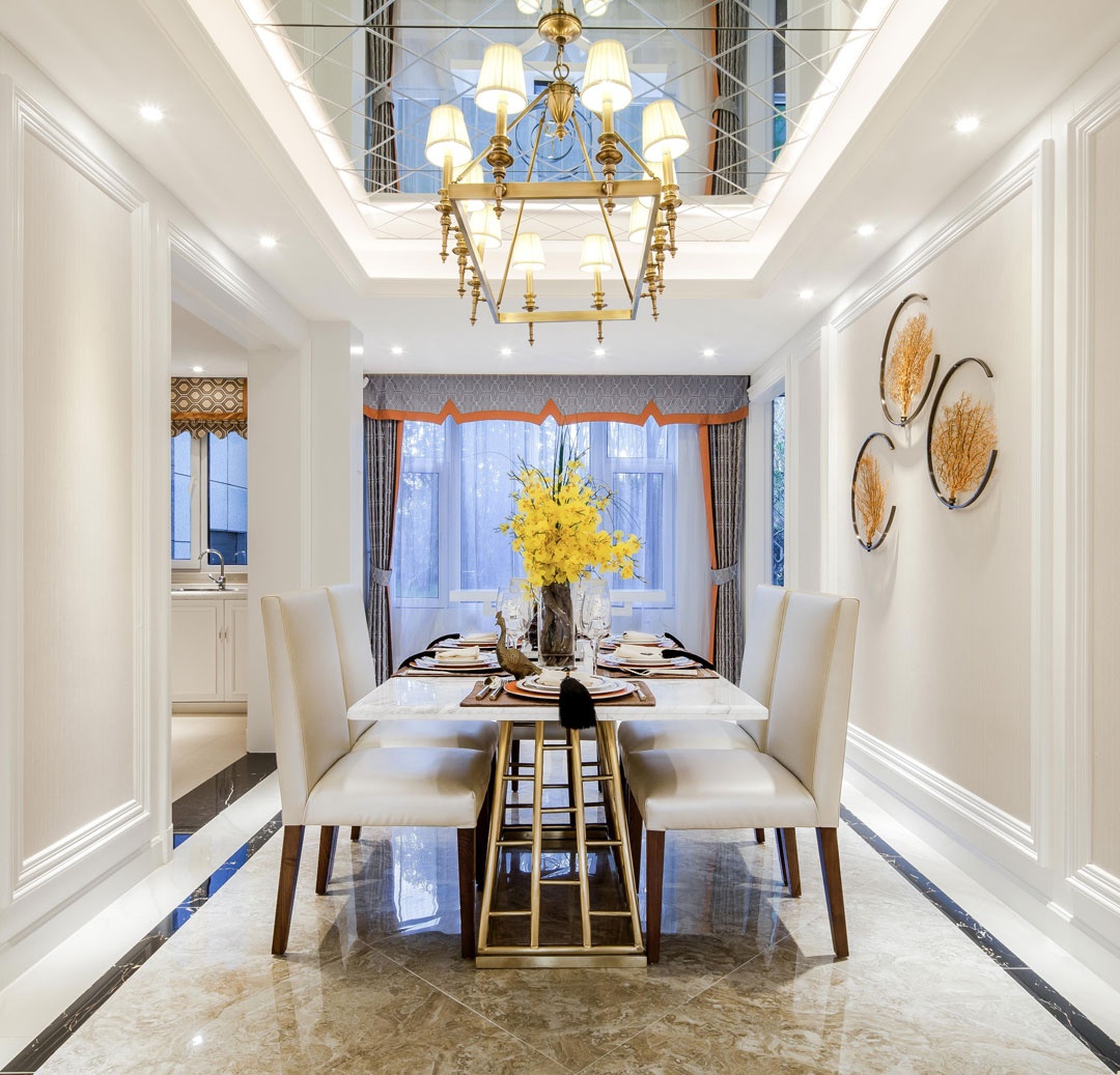 餐厅以白色为主题，白色餐桌椅优雅大气，侧墙配备装饰画，提升了室内色感。