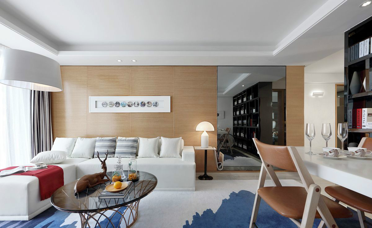 客厅采用白色和木色为主，在视觉上达到软硬的平衡，色彩也充盈了空间质感。