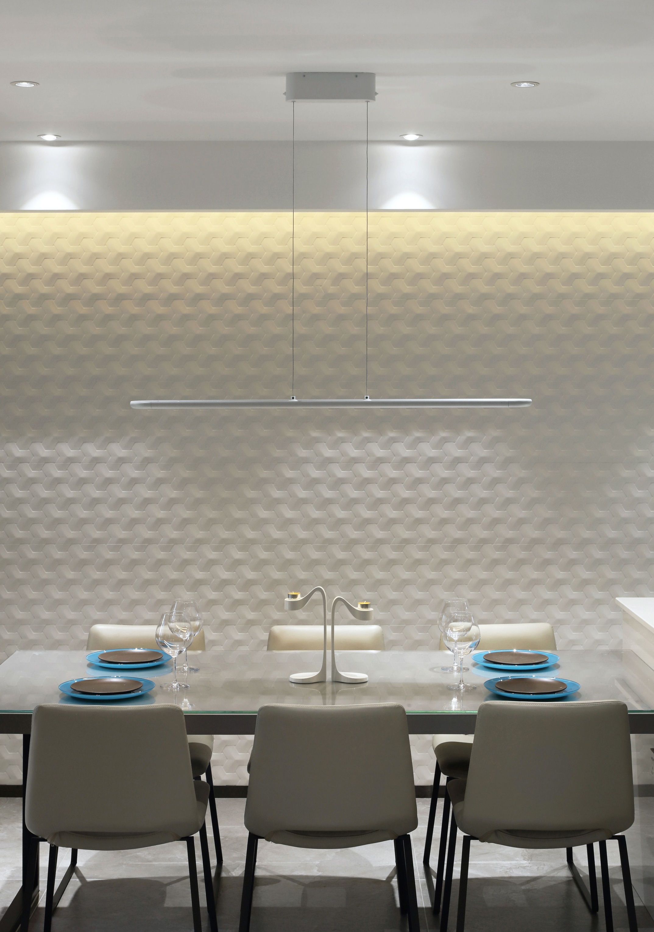 餐厅造型简单，色彩平和，蓝色餐具作为室内的点睛之笔，传达了主人的品味气质。