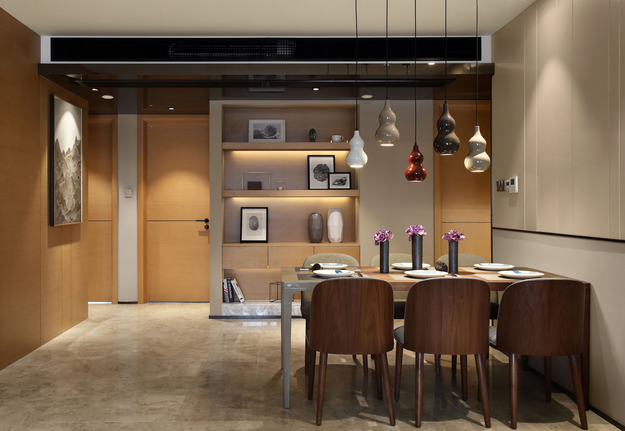 餐厅以现代简约风格为主，追求时尚与潮流，大面以米色调渲染，让用餐空间更具高级感。
