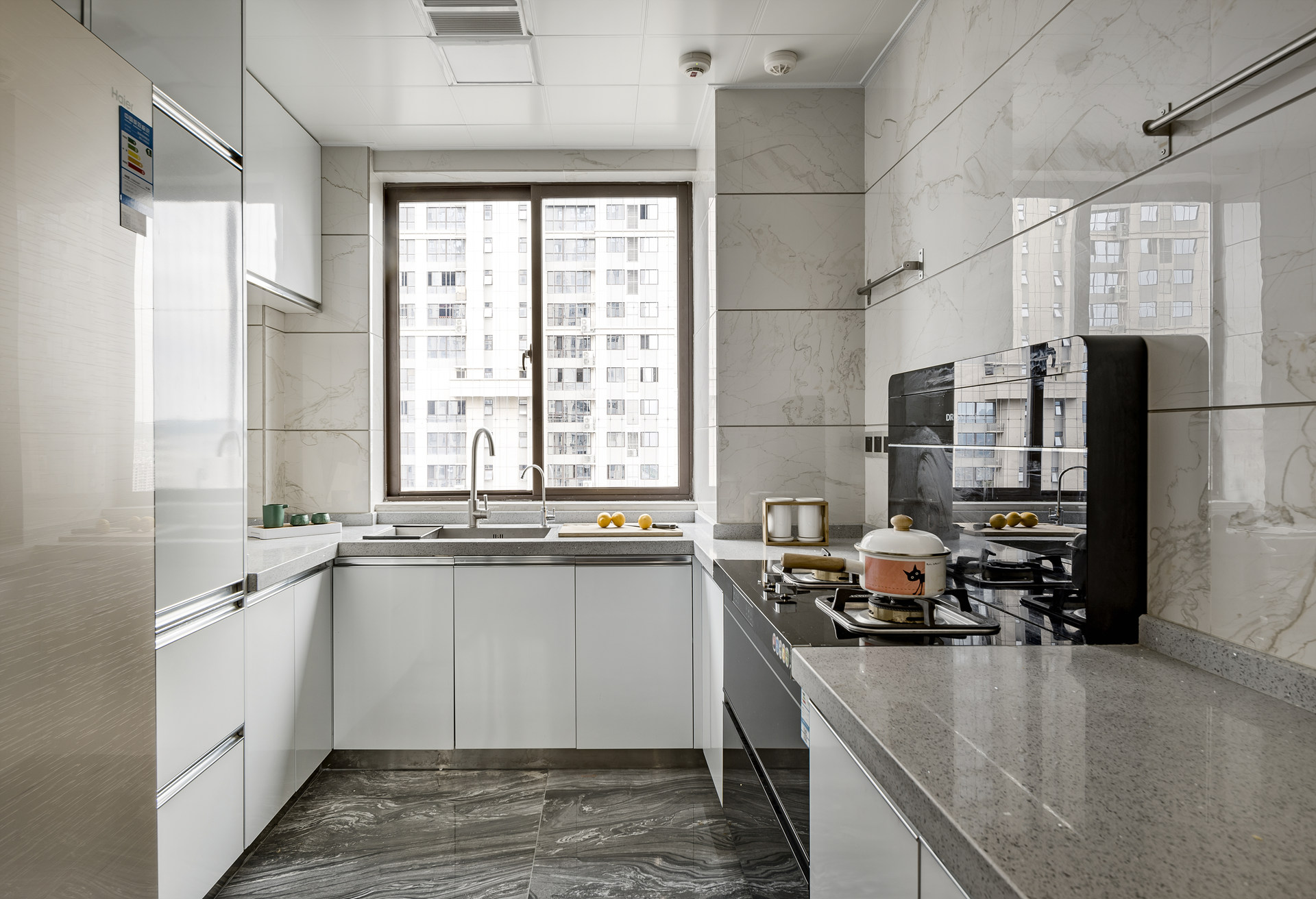 厨房采光好，动线流畅，白色橱柜营造出大气秀雅的空间效果，空间精致十足。