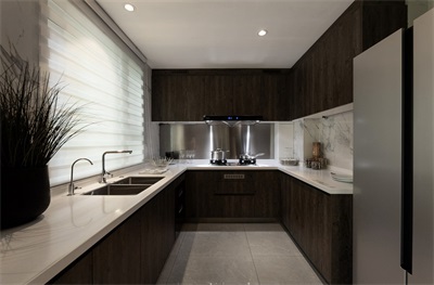 厨房以现代简约风格为主，木色橱柜时尚、潮流，塑造出平静温和烹饪空间。
