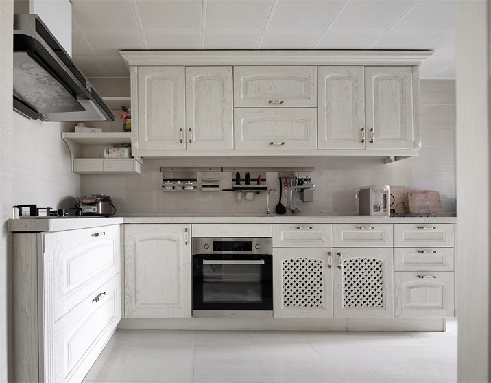 柔和浅色的橱柜为整个厨房间带来了柔美气质，动线设计合理，独特又温馨。
