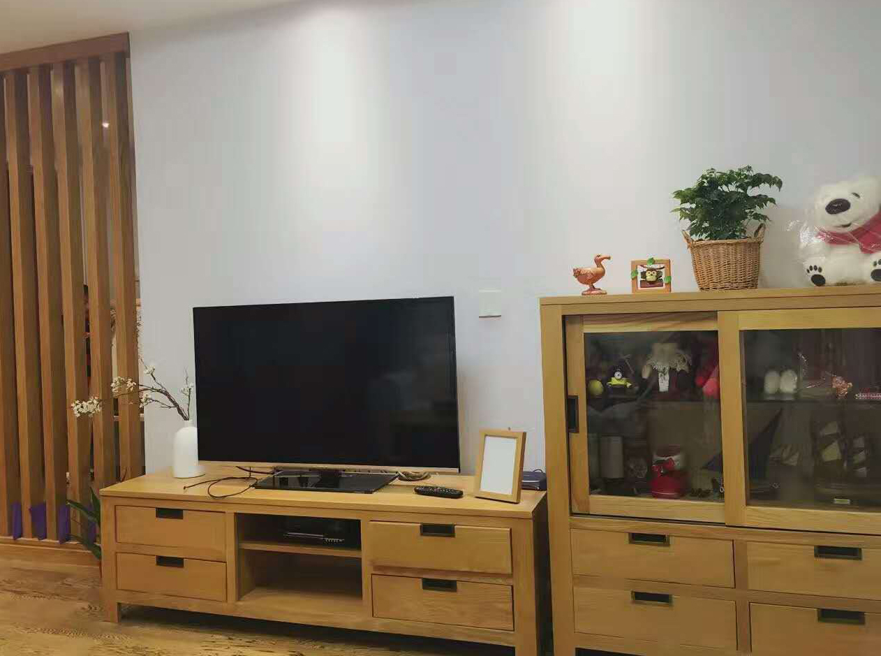 电视背景墙没有太多花样，电视柜和旁边的储物柜既实用又大方。