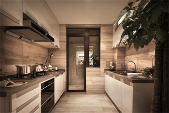 厨房雅致大气，木质背景搭配白色橱柜反而能够给人一种低调的奢华。