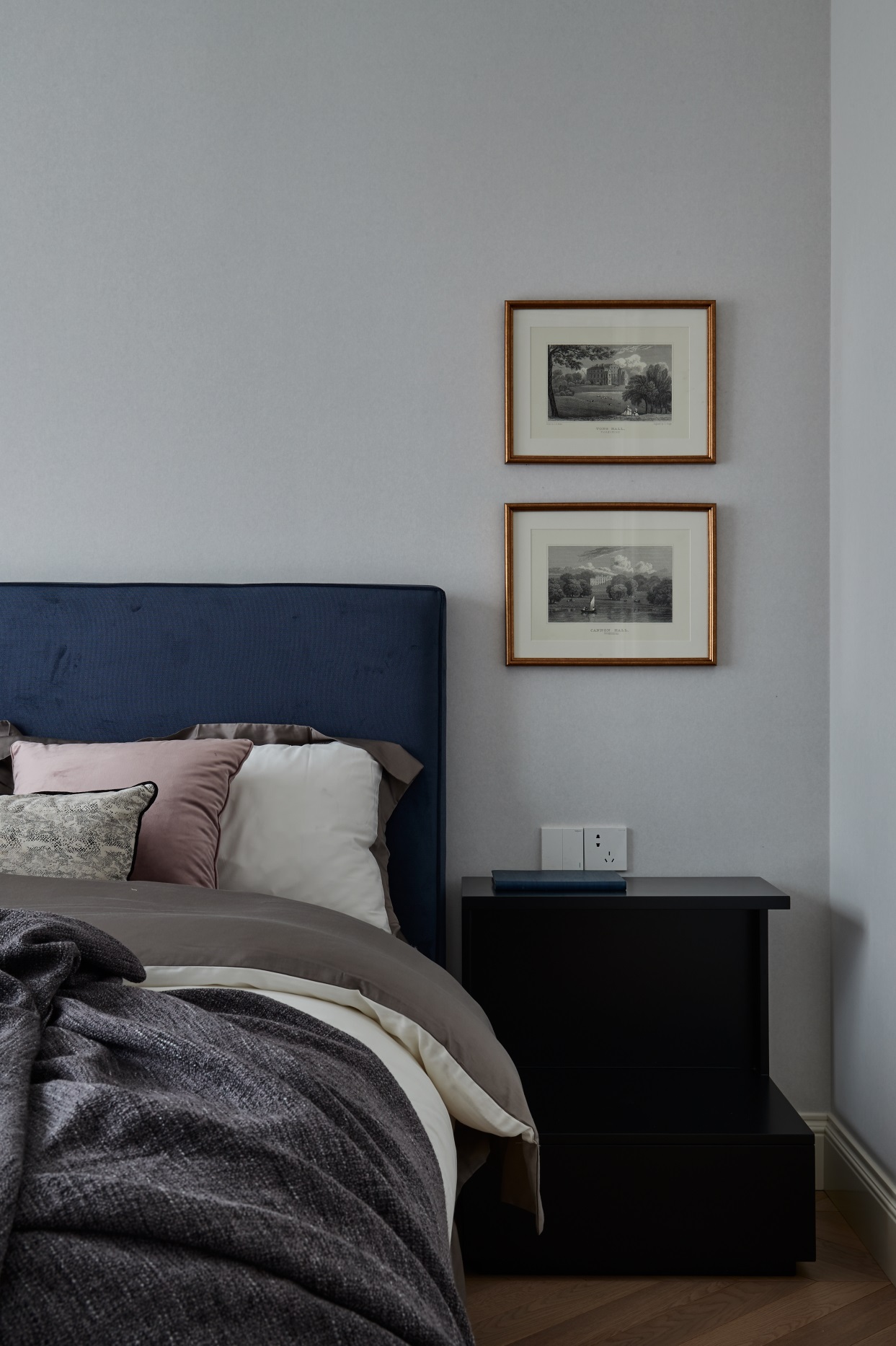 侧卧整体色调柔和，蓝色床头让人平静，一侧的装饰画舒适又美观。