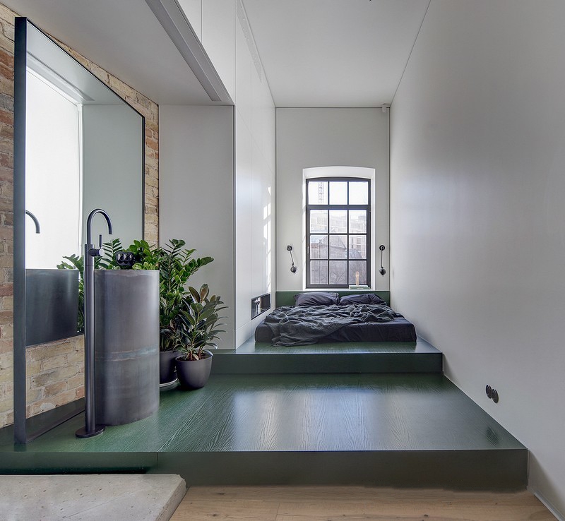 臥室以墨綠為基調，通過架高的墨綠色地板，讓這里變得悠閑自在