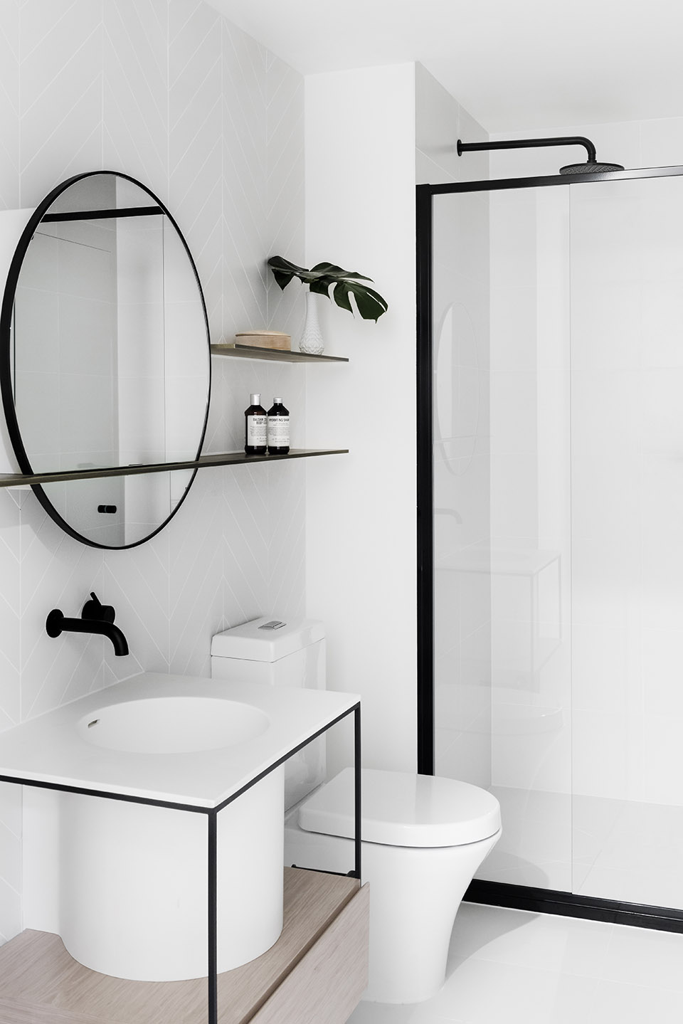 卫浴空间在材质方面突出整洁感，洁具造型简单，黑色线条的勾勒增加了空间的清新感。