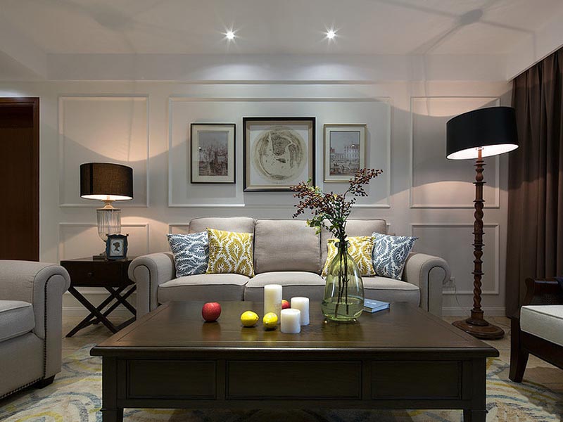 客厅无主灯设计，展现出现代摩登的审美需求，亮色软装含蓄的表达出欧式生活的质感。