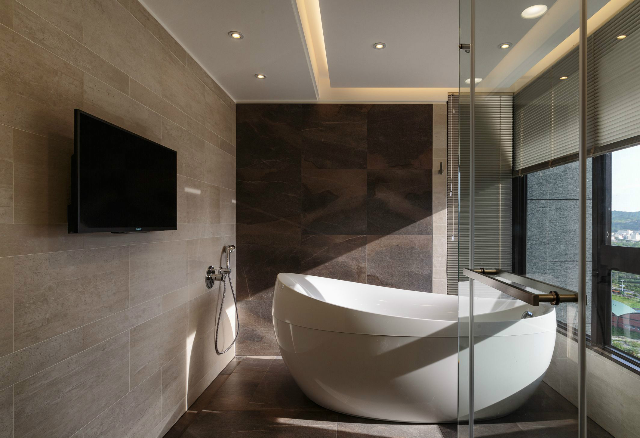 卫浴空间采用经典配色设计，浴缸造型优雅大气，增置了电视机后，空间显得更加高级。