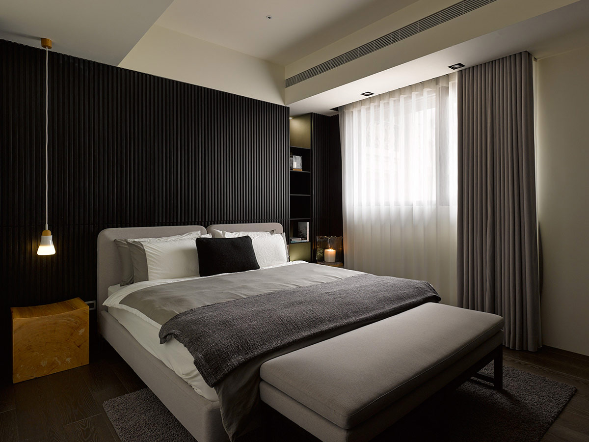 卧室以冷色调打造，柔软弹性的床品给予放松的氛围，包容了生活的棱角。