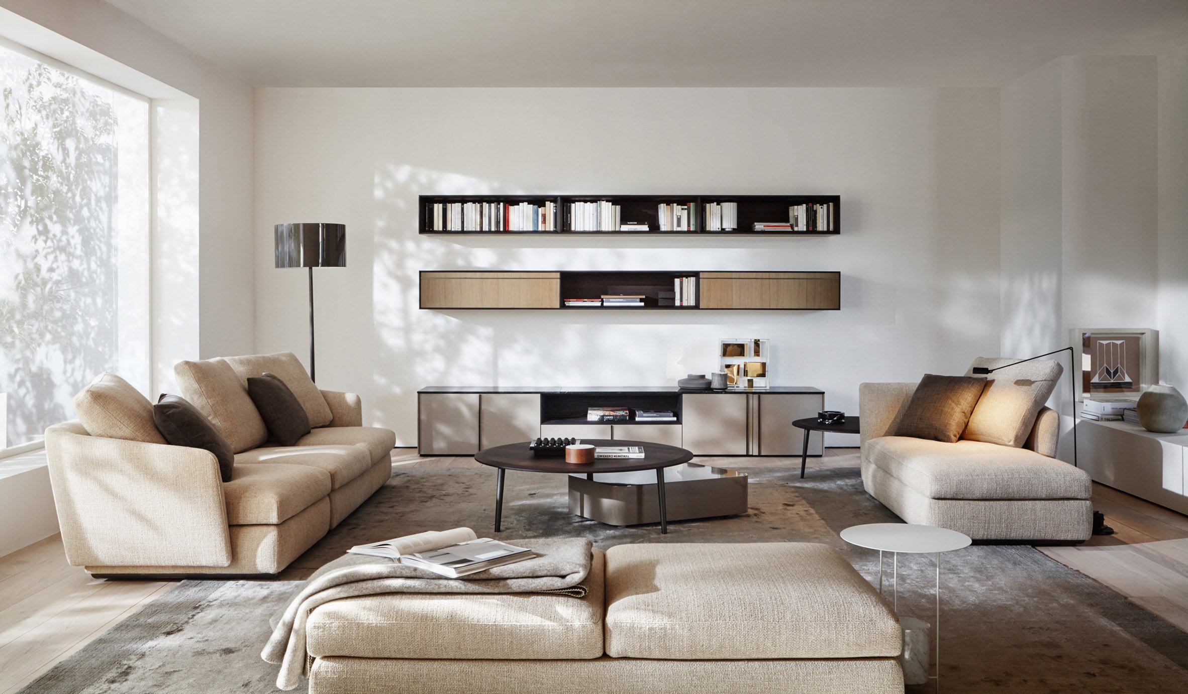 客厅空间以白色+米色为主基调，布艺沙发温馨大气，背景墙错落有致。 