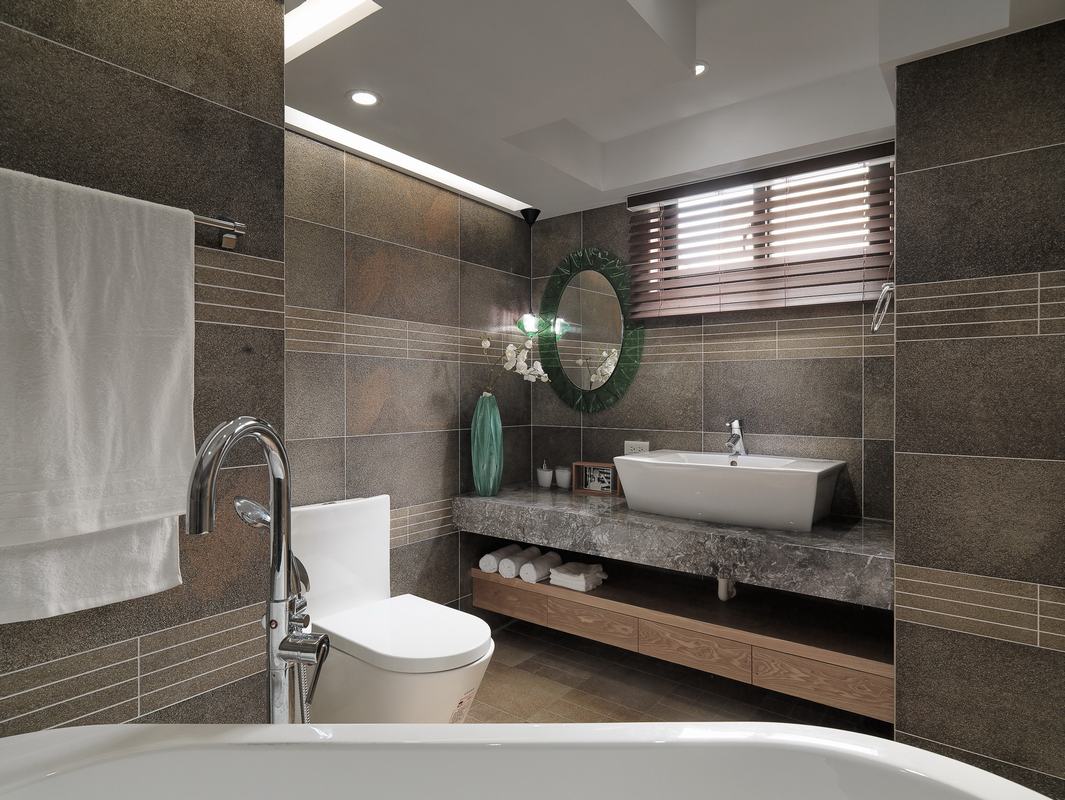 卫浴空间功能完备，洗手台兼具收纳功能，白色洁具令空间格调优雅。
