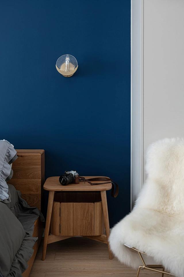 蓝色背景墙充满北欧风情，梳妆台相对独立，同时又能让光线在室内得以共享。