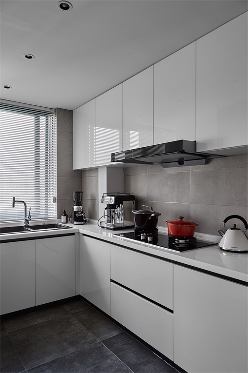 厨房优雅大气，橱柜采用白色烤漆材质打造，提高了空间亮度，在米色背景墙中显得唯美而大气。
