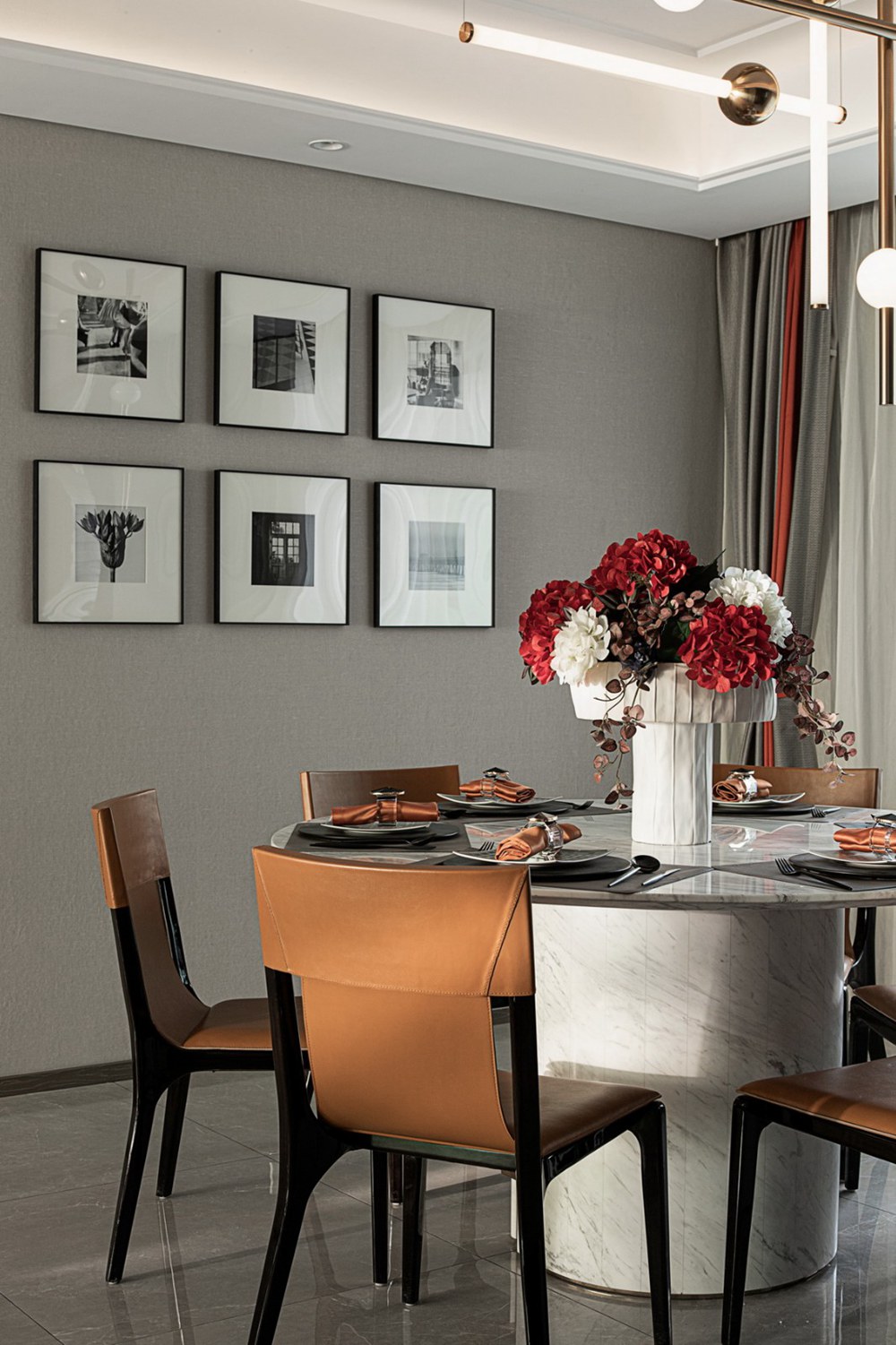 灰色背景墙和橘色餐桌形成鲜明对比，让空间显得简约而不简单，相框设计让空间显得更加时尚。