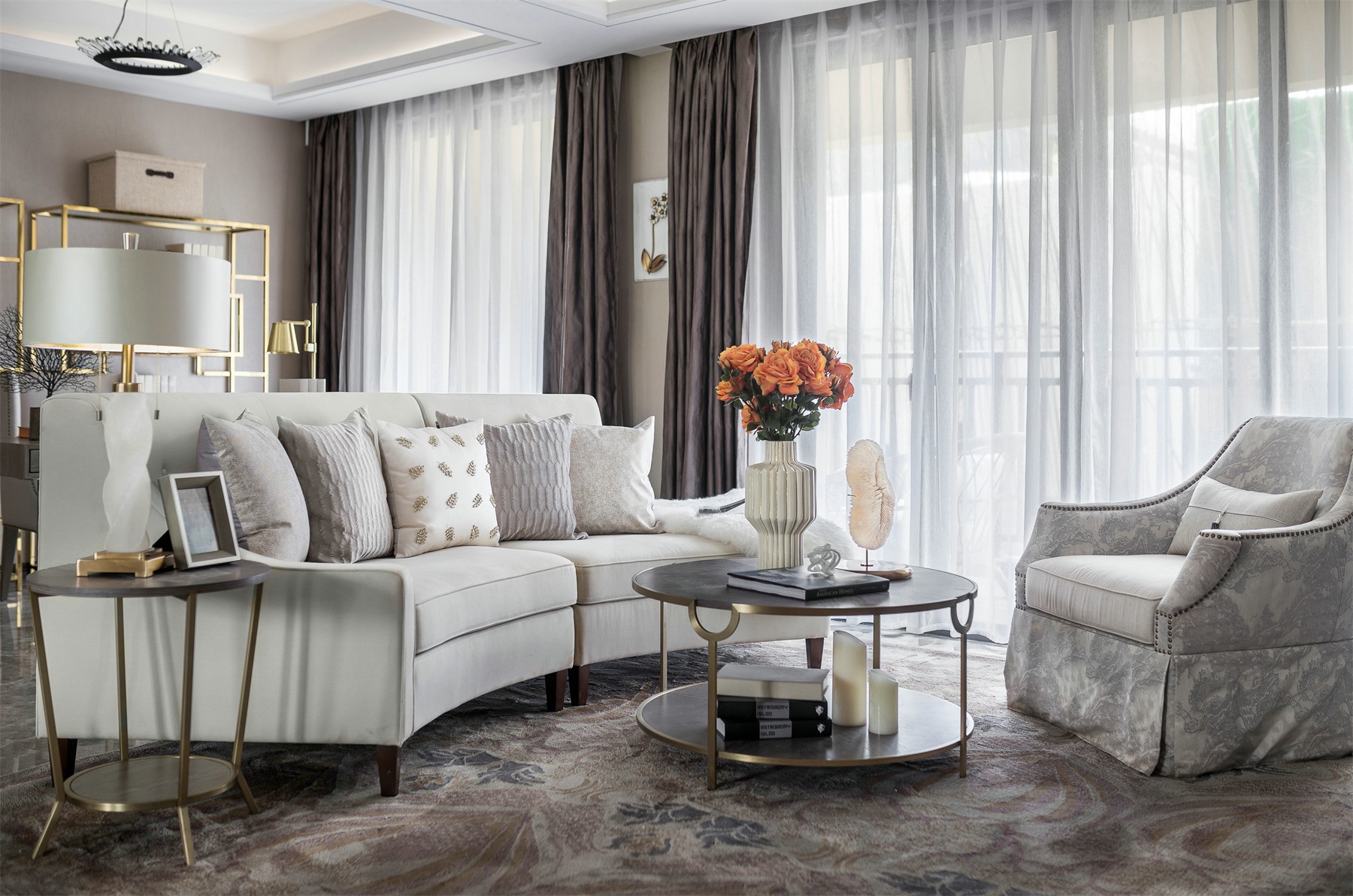 客厅配色素雅，设计精致而大气，布艺搭配金属元素，自然过渡，彰显品质。