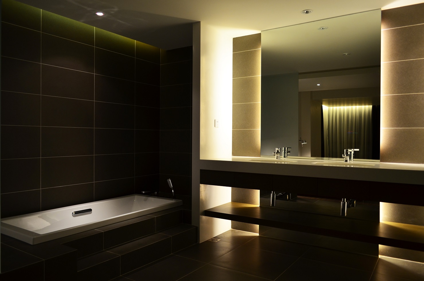 卫生间黑色瓷砖白色洗手台很是简单大方颜得以提升。