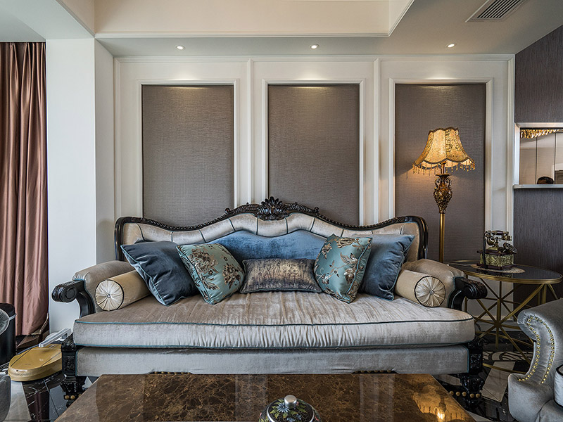 造型华丽的沙发，让你在感受舒适的时候，也彰显出一份高贵与优雅。