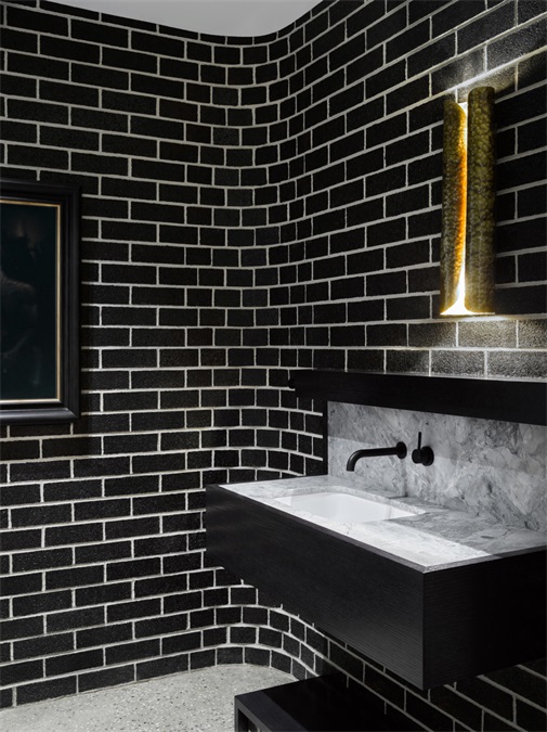 卫浴空间兼具颜值与实用性，黑白配色下，灯光显现出空间的层次与质感。