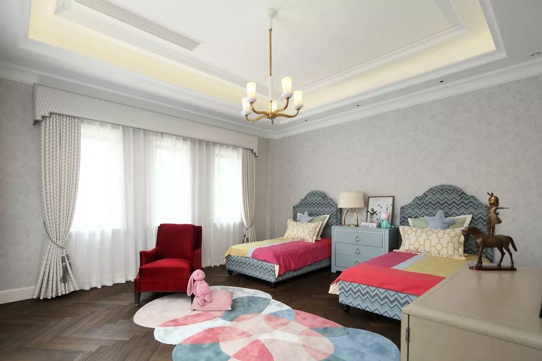 儿童房采用两张单人床并列放置的设计方式，营造出精致而浪漫的睡眠氛围。