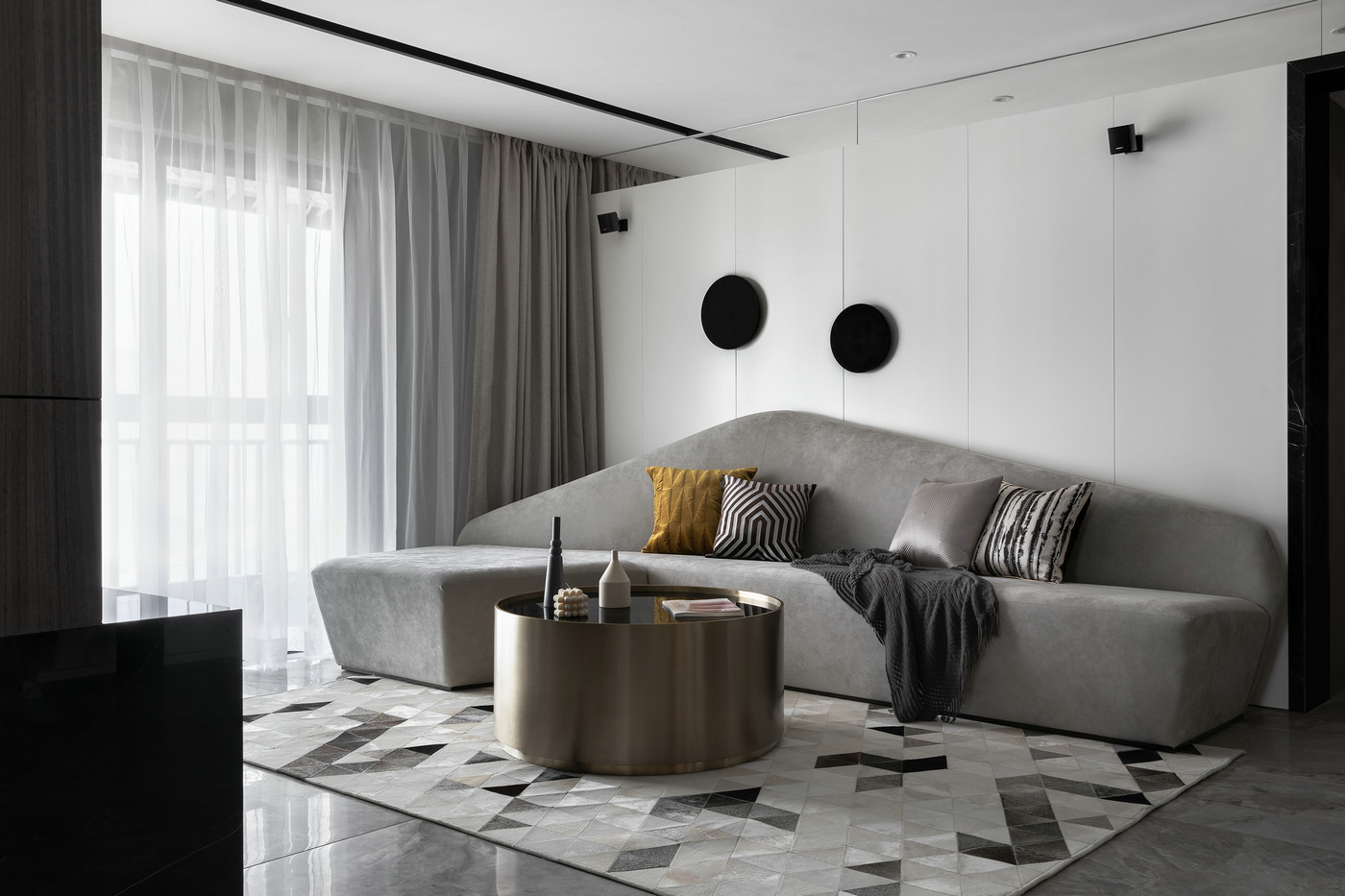 沙发背景墙设计极具创意，沙发线条流畅，营造出稳定、协调的空间感受。