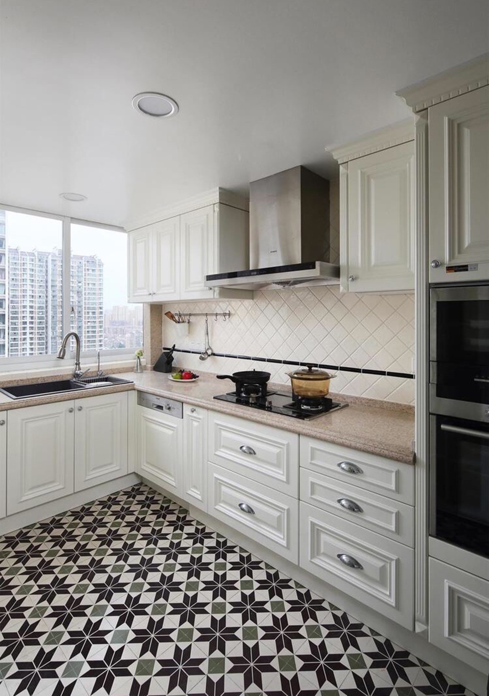 厨房采用白色为基调,白色橱柜搭配黑白花砖,呈现出这个简约而不简单的