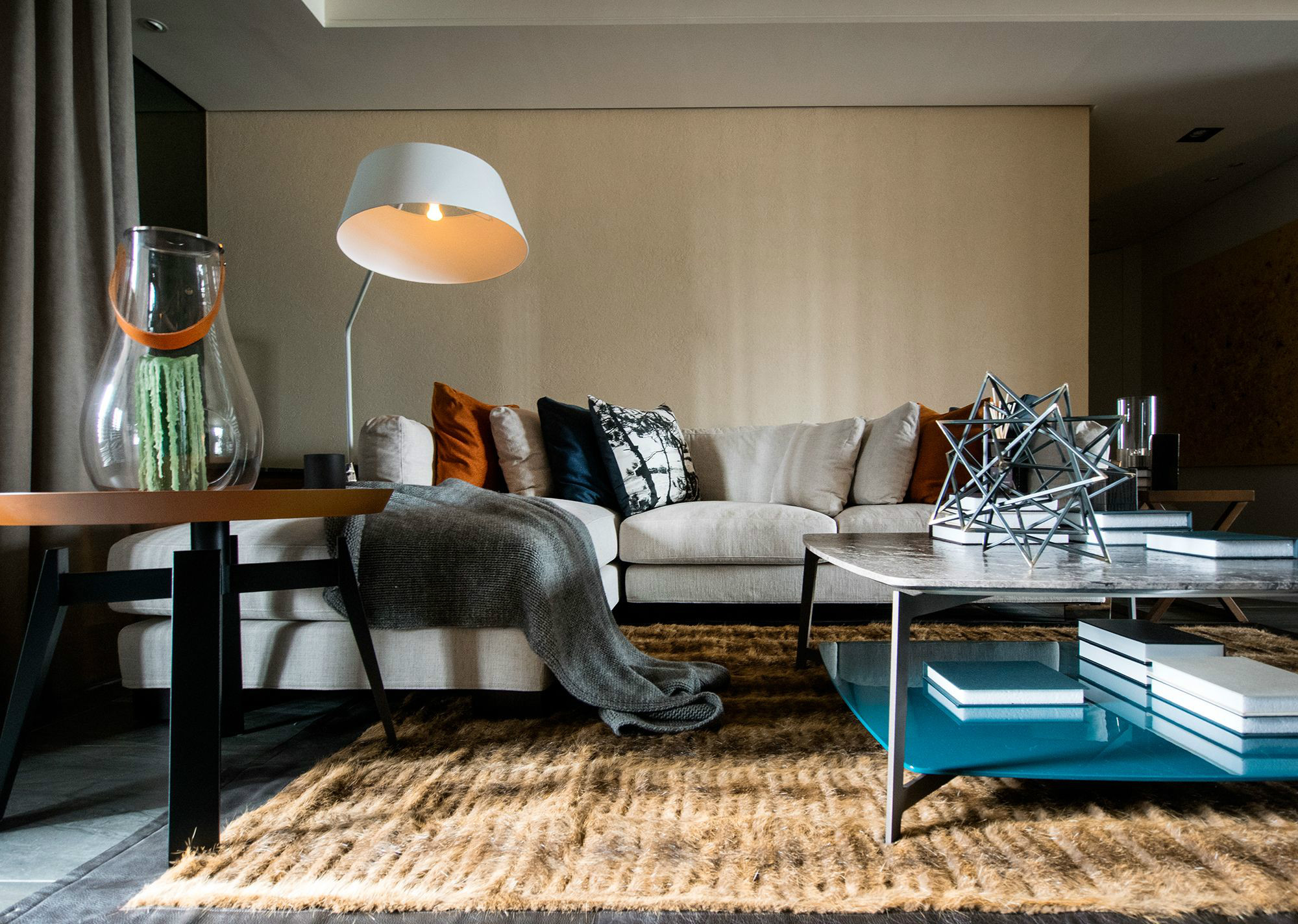 进入客厅映入眼帘的是一组十分简单的沙发，灯具设计这一空间简约而不简单