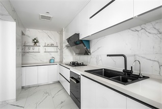 白色橱柜、白色工作台与白色大理石背景相呼应，厨房空间高度融合。