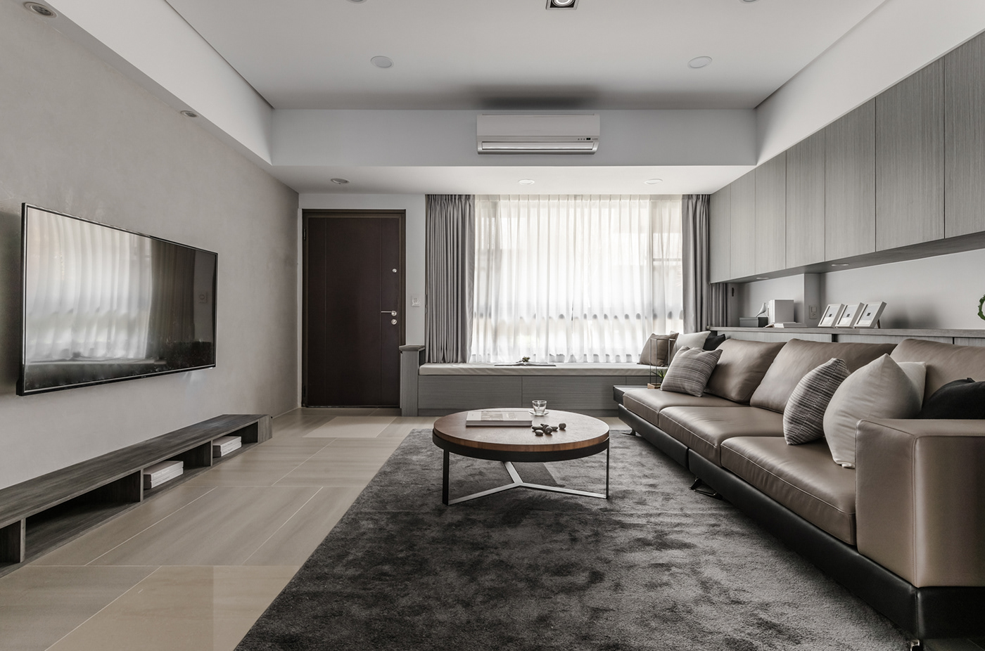 米色赋予了客厅空间韵律与美感，无主灯设计下，空间显得更加明朗宽敞。