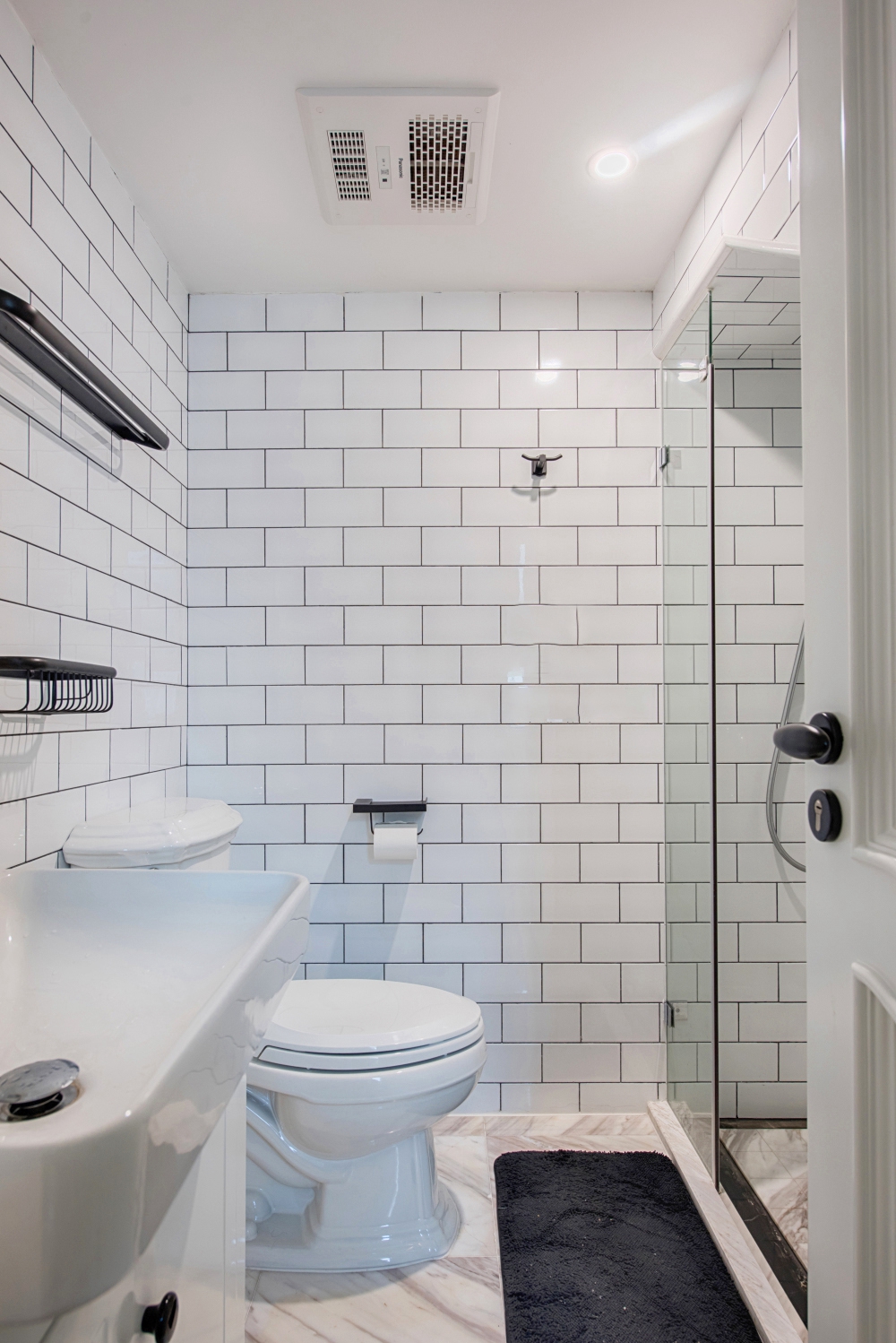 卫浴空间结构紧凑，干湿分离来的不动声色，令空间氛围有序而不张扬。