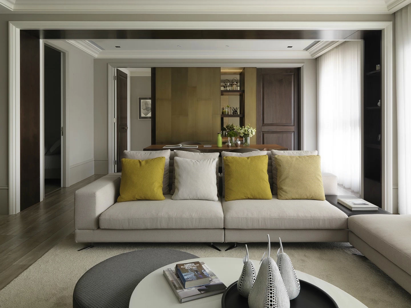 客厅使用了米白色为主题，以黄绿色作为辅助搭配，富有强调的展现出美式魅力。