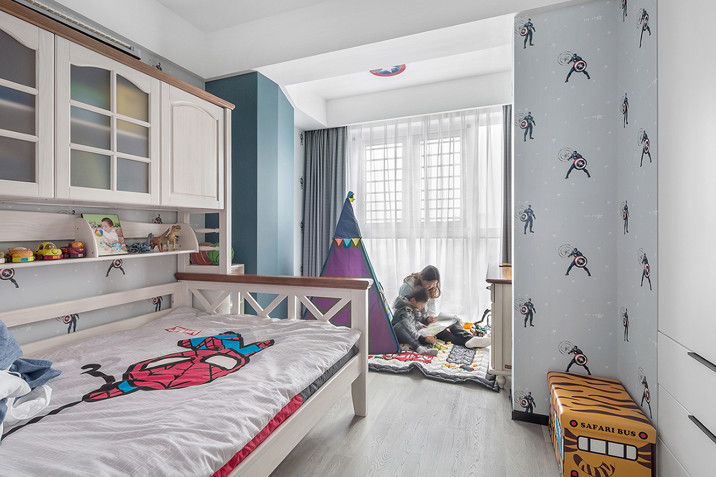 颜色的多样化为儿童房营造出一个优雅静怡的感受，床架与吊柜一体式设计，提升了空间利用率。