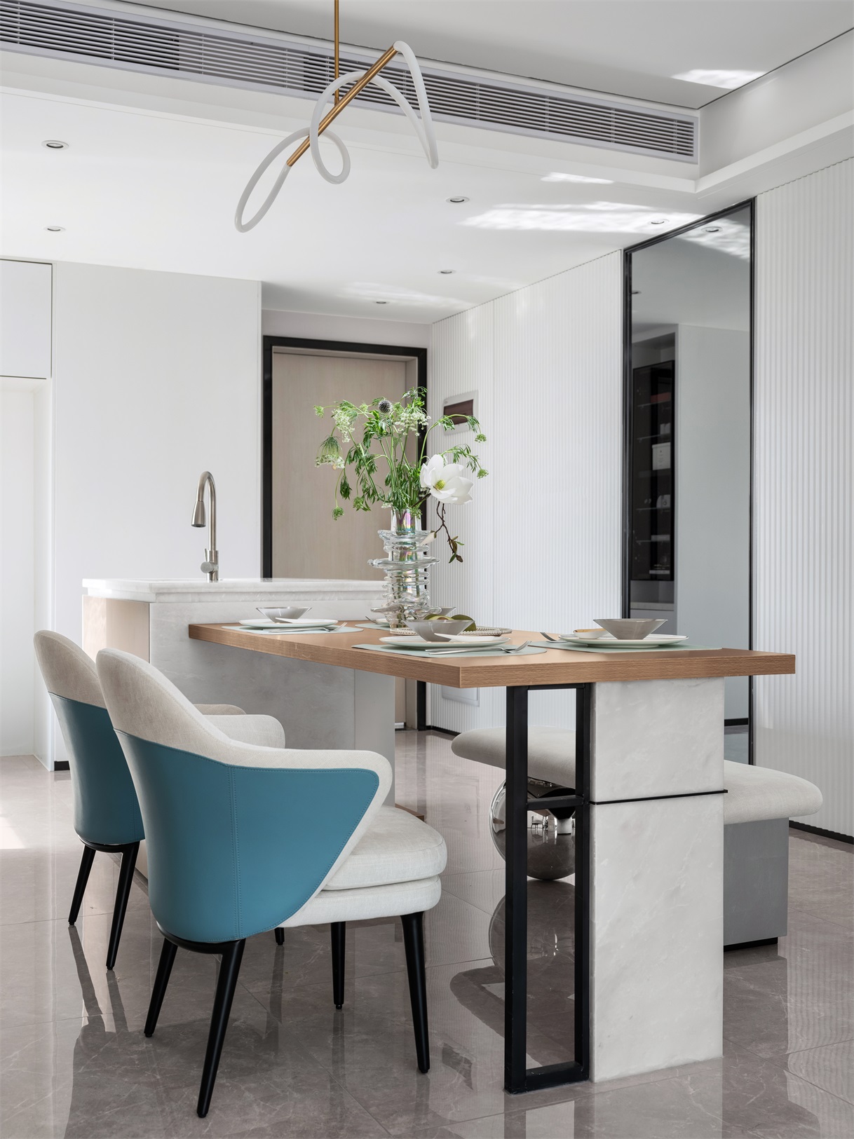 白色的餐厅空间中，墙壁与餐桌椅相互呼应，整体空间有简约典雅的感觉。