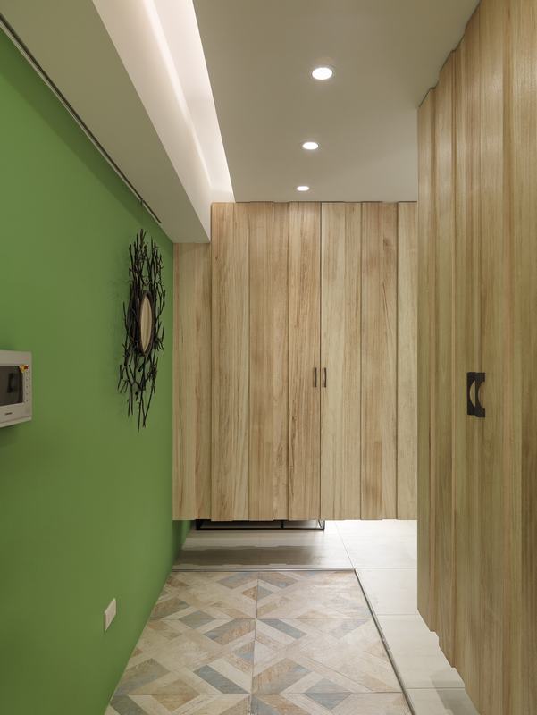 玄关处结合木质造型设计，背景墙具有深邃感，打造一个吸睛又清新玄关的空间。