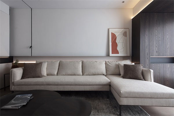客厅空间以白色为主基调，空间质感流利，现代家居尽显奢华与大气。