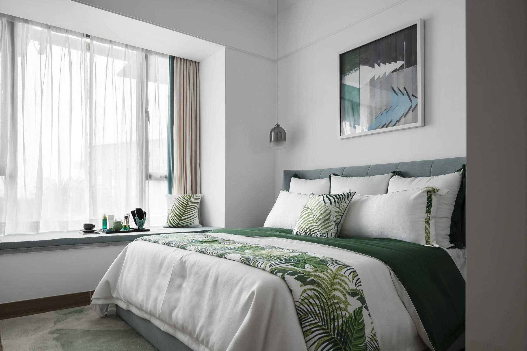 主卧配色自然细腻，白色空间汇总绿色软装增加了空间的趣味性和时尚感。
