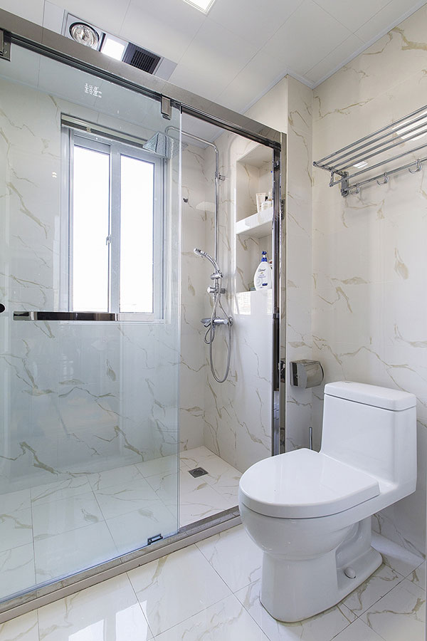 卫生间使用玻璃进行干湿分离，白色洁具点缀在中间，与背景墙相互呼应。