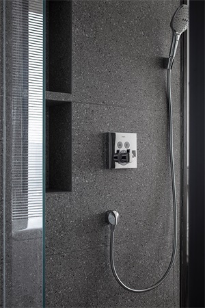 淋浴房以灰色渲染，为了扩大室内的收纳能力，墙壁上设计了壁龛。