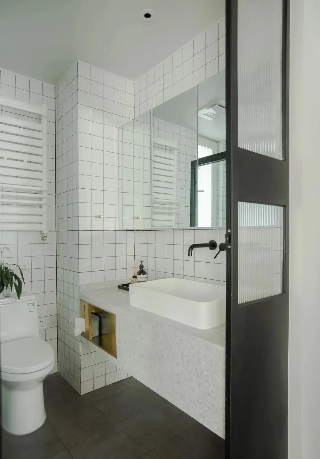 通过白色材质质感和现代元素，打造现代感十足的卫浴空间，令生活回归简单。