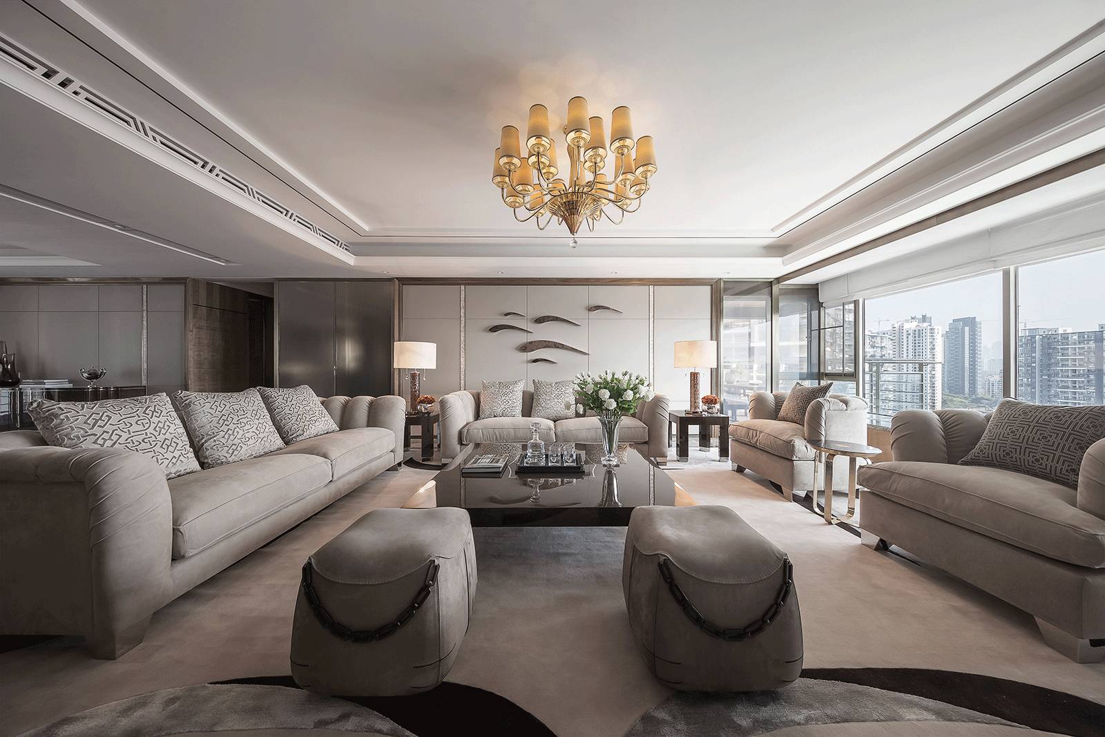 客厅采光较好，灰色布艺沙发围合式布局，金色吊灯让客厅显得更加个性。