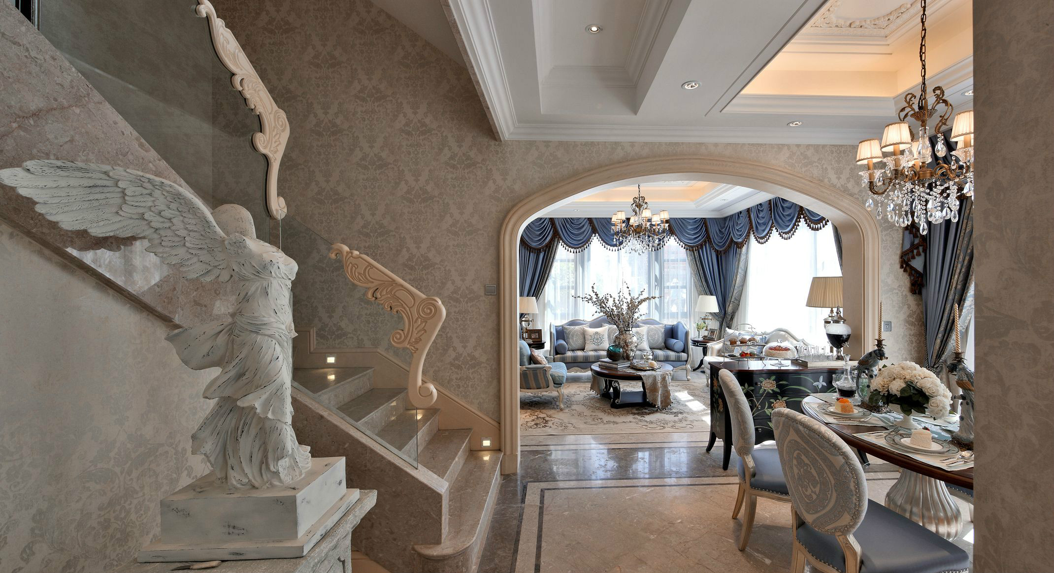 客厅大量使用法式家具，蓝色软装增加了复古感，细节处理十分具有吸引力。