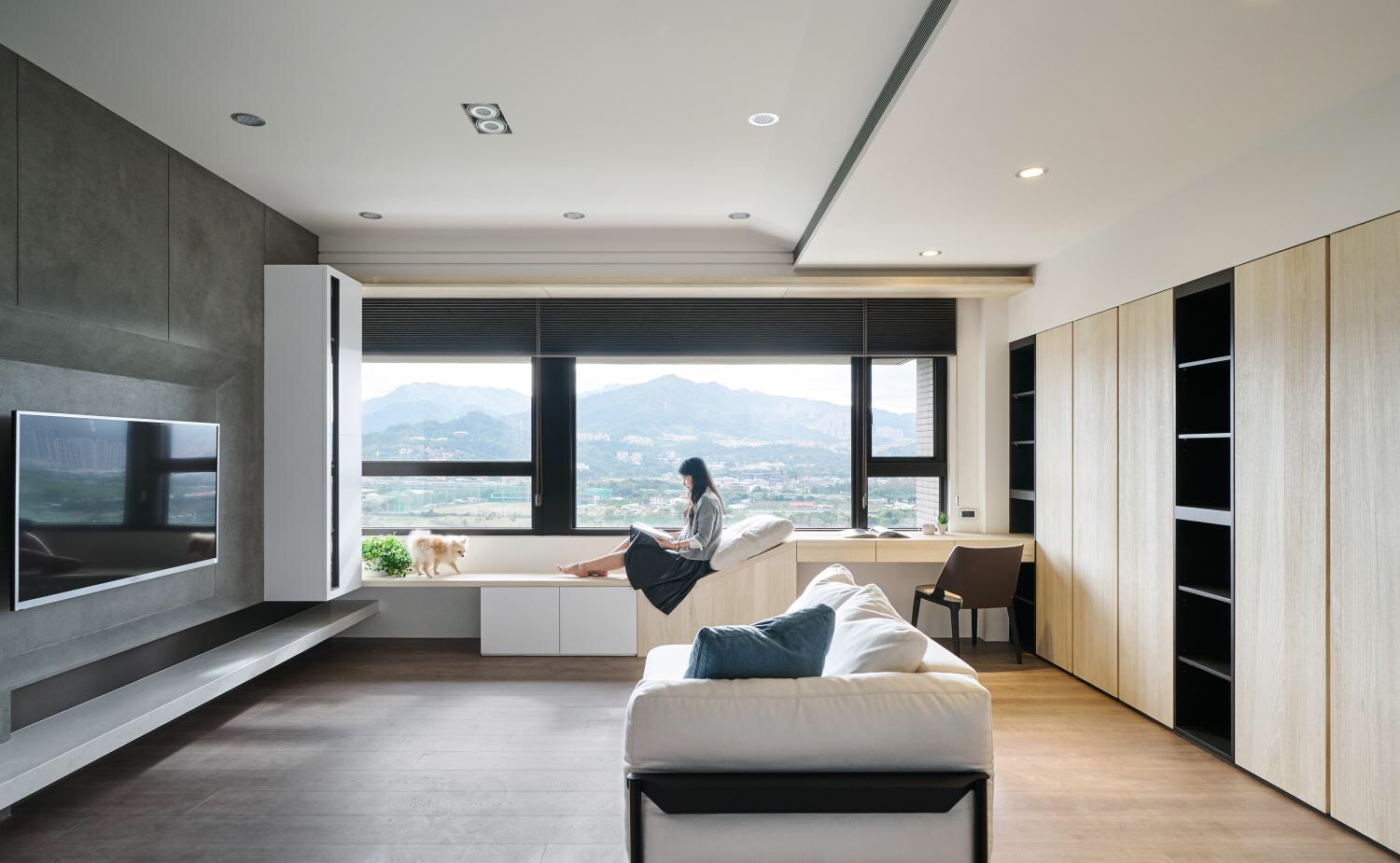 客厅选取经典的木色和灰色为背景，搭配舒适惬意的布艺沙发，空间更加大气和浪漫。