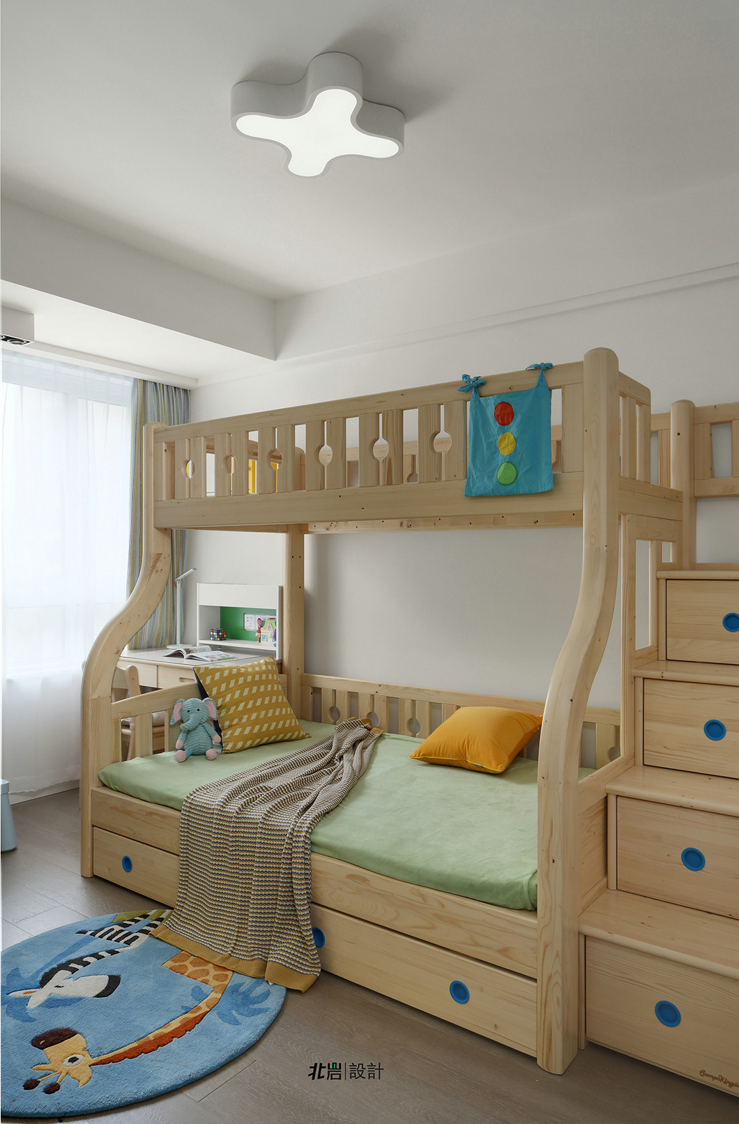 次卧放置了高低床，床体底部和楼梯处都设计了收纳，方便放置衣服和玩具