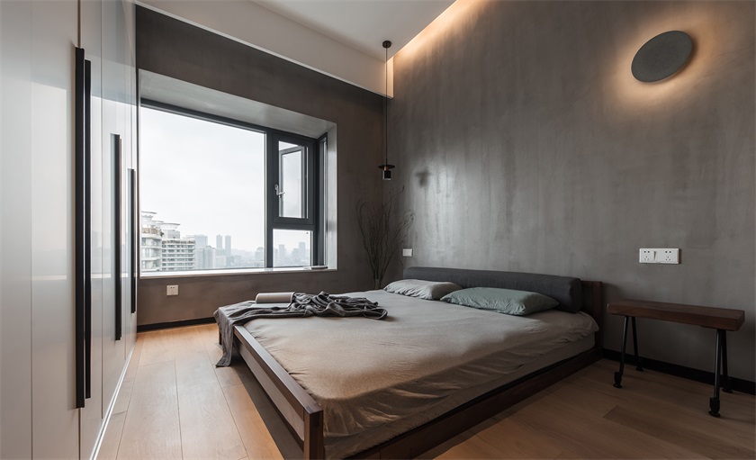 卧室以灰色为背景墙，搭配木质地板，使得空间更亮了，更大了，也更有格调了。